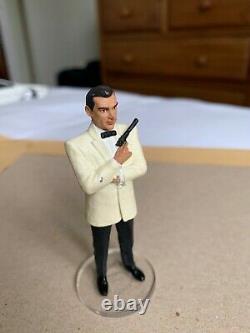 CORGI ICON JAMES BOND 007 Sean Connery white Suit